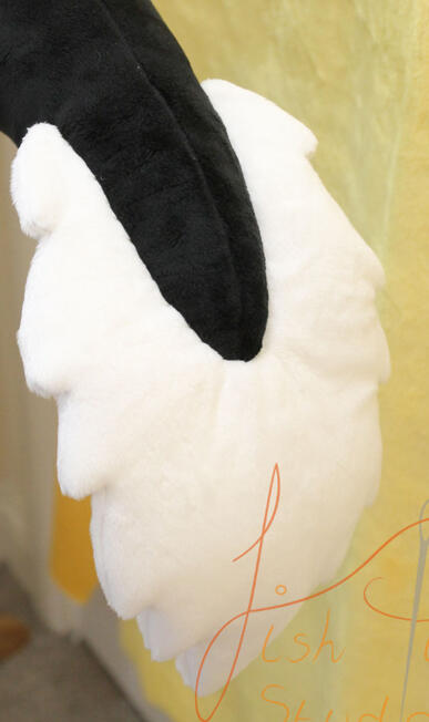 Inspired by the Latenivenatrix tail designs on Path of Titans, this 'V' shaped feathered raptor tail is one of two designs that came out at the same time. This one is in fuschia and baby pink. handmade in the UK by fishpish studios