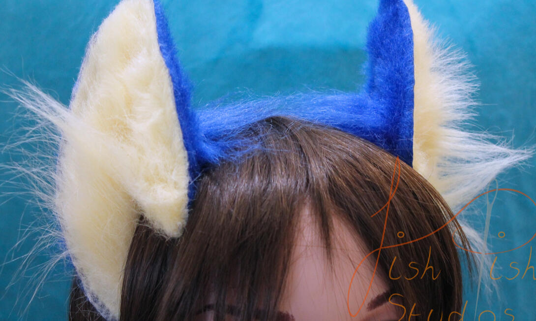 Flexi cat ears on a headband, this set is made in the style of sonic the hedgehog for a commission. Made with basic faux fur, in the UK by fishpish studios