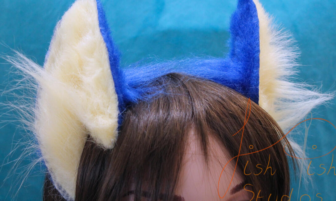 Flexi Cat Ears Flexi cat ears on a headband, this set is made in the style of sonic the hedgehog for a commission. Made with basic faux fur, in the UK by fishpish studios
